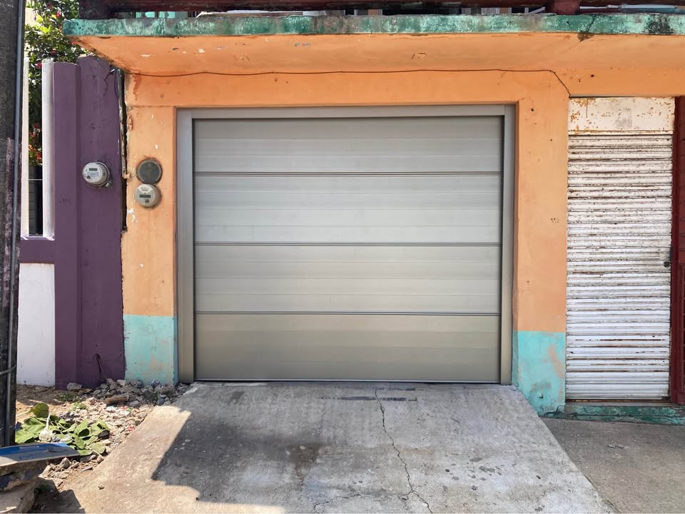 Portones abatibles de aluminio en Irapuato